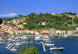 Auf Ihrer Inselrundreise werden Sie zahlreiche malerische Hafenstädte kennenlernen wie z.B. Porto Azzurro auf Elba.