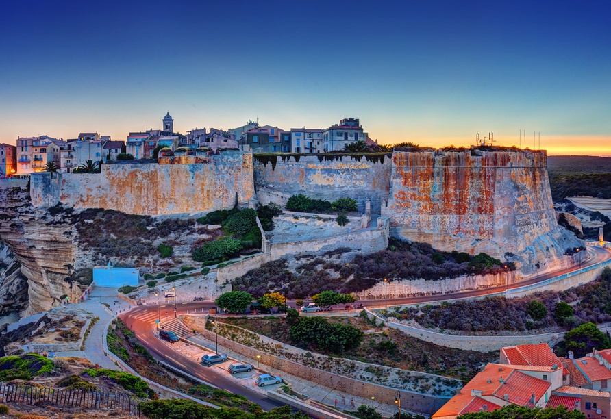 Auf Korsika können Sie die beeindruckende Festungsstadt Bonifacio erkunden.