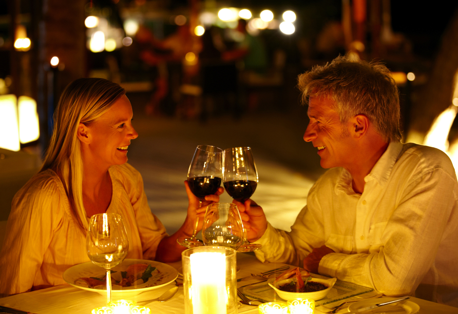 Gönnen Sie sich beim Abendessen in einem Restaurant Ihrer Wahl ein Glas des köstlichen regionalen Weins.