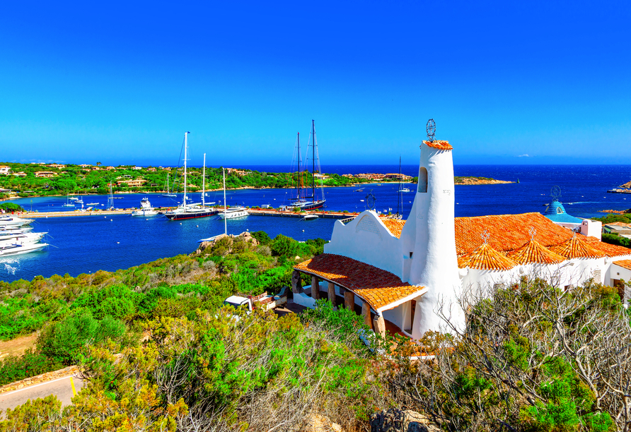 Freuen Sie sich auf Porto Cervo, das pittoreske touristische Zentrum der Costa Smeralda auf Sardinien.
