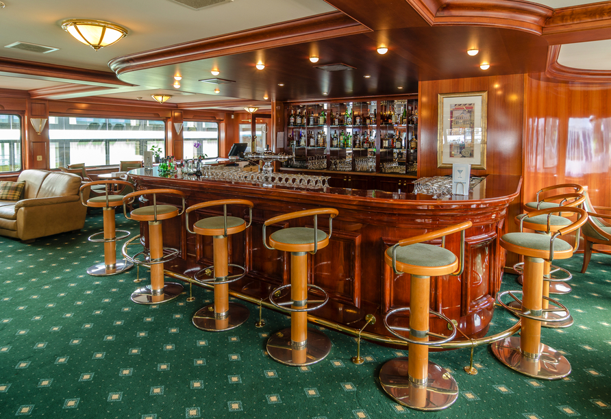 An der Bar Ihres Schiffes können Sie sich ein paar leckere Drinks genehmigen.