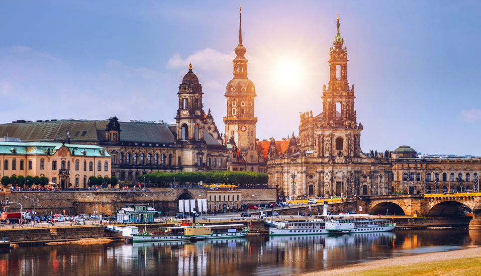 Entdecken Sie die Elbmetropole vom Schiff aus.