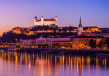 Das Schloss Bratislava thront hoch über der Donau. 