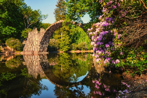 Reisen Sie nach Spremberg! Die Rakotzbrücke im Kromlauer Park ist ein schönes Fotomotiv.