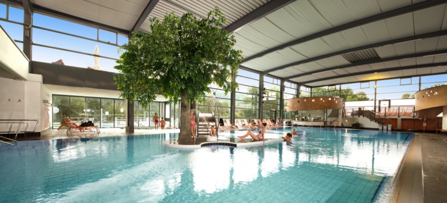 In der Badewelt der AlbThermen, die sich direkt neben dem Hotel befinden, können Sie in aller Ruhe entspannen.