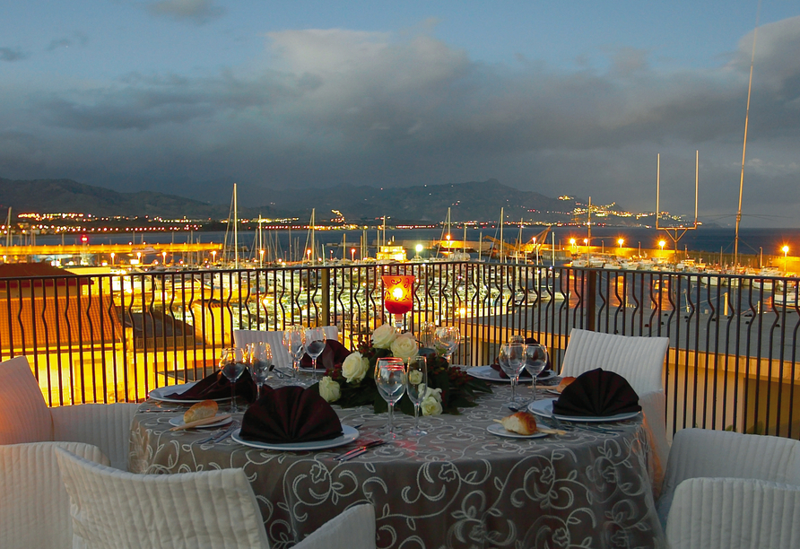 Verbringen Sie einen romantischen Abend auf der Terrasse Ihres Hotels.