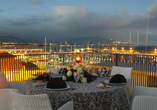 Verbringen Sie einen romantischen Abend auf der Terrasse Ihres Hotels.
