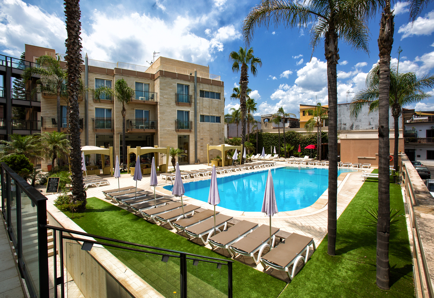 Der Pool Ihres Hotels sorgt für erfrischende Abkühlung.