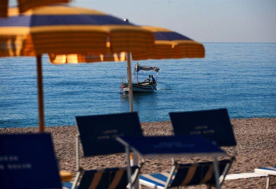 Sonne, Strand, azurblaues Wasser – am Strand Ihres Hotels können Sie entspannen.