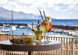 Genießen Sie einen leckeren Cocktail auf der Dachterrasse Ihres Hotels.