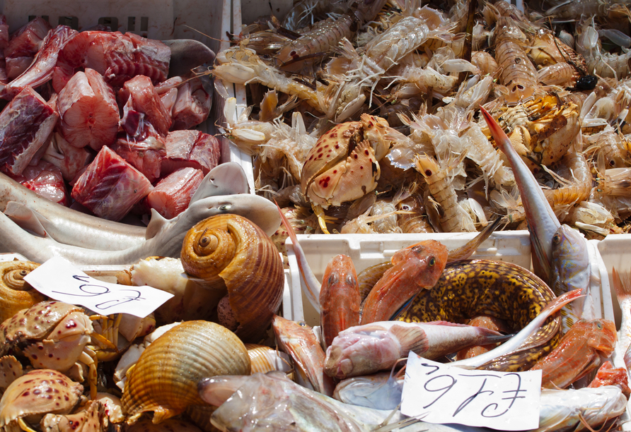 Auf dem Fischmarkt von Catania werden frisch gefangene Meerestiere angeboten.
