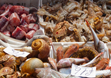 Auf dem Fischmarkt von Catania werden frisch gefangene Meerestiere angeboten.
