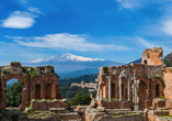 Das griechisch-römische Theater in Taormina bietet einen imposanten Anblick.