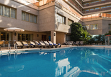 Abkühlen oder Sonnenbaden – entspannen Sie im schönen Außenbereich Ihres Hotels.