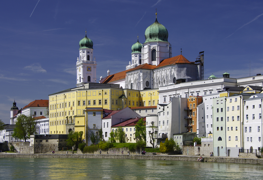 Entdecken Sie die historische Altstadt von Passau mit dem Dom St. Stephan.