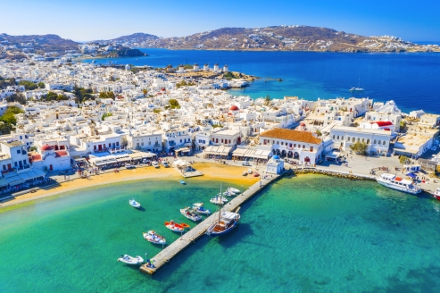 Weiße Häuserfassaden, herrliche Buchten und ein kristallklares Meer erwarten Sie auf Mykonos.
