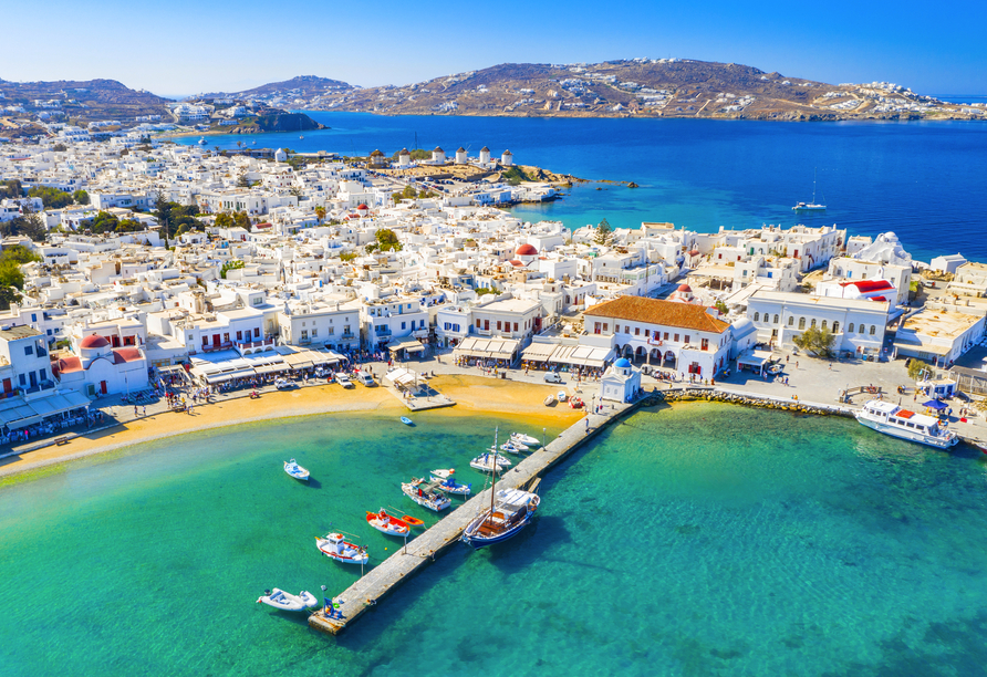 Weiße Häuserfassaden, herrliche Buchten und ein kristallklares Meer erwarten Sie auf Mykonos.