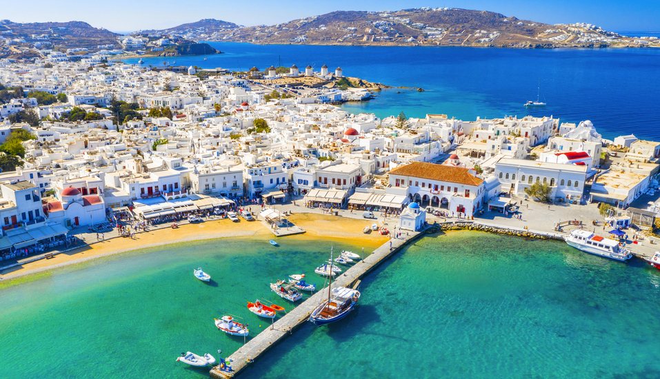 Weiße Häuserfassaden, herrliche Buchten und ein kristallklares Meer erwarten Sie auf Mykonos.