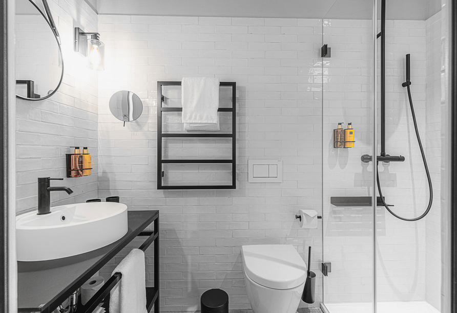 Beispiel eines modernen Badezimmers im Hotel