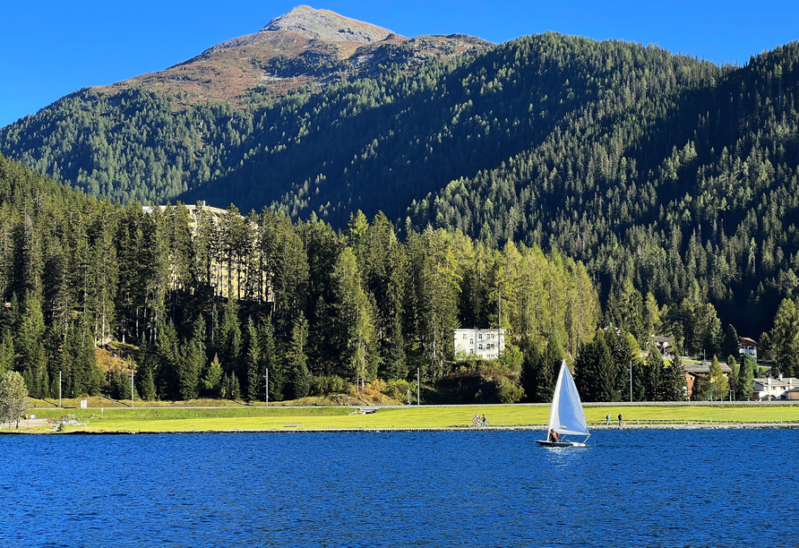 Der Davosersee liegt nur ca. 2 km von Ihrem Hotel entfernt.