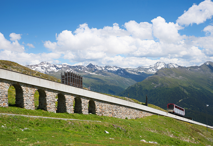 Fahren Sie mit der traditionsreichen Standseilbahn Parsenn, die aus dem Bergtourismus in Davos nicht mehr wegzudenken ist.
