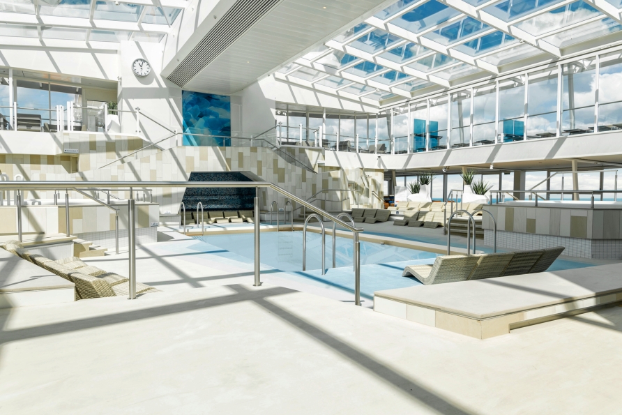 Ein besonderes Highlight ist das Hallenbad mit Glasdach.