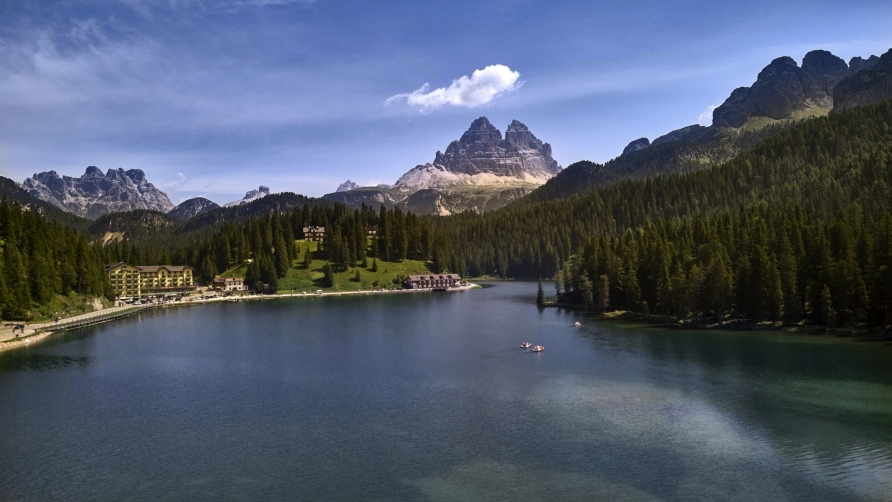 Das Hotel befindet sich in einer einzigartigen Panoramalage direkt am Misurinasee.