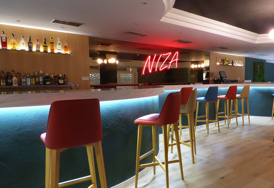 Genießen Sie Ihren Lieblingsdrink im Niza Pub des Hotels.
