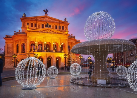 Besuchen Sie die weihnachtlich dekorierte Alte Oper in Frankfurt.