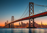Die Oakland Bay Bridge in San Francisco ist zwar weniger bekannt als die Golden Gate Bridge, aber nicht minder beeindruckend.