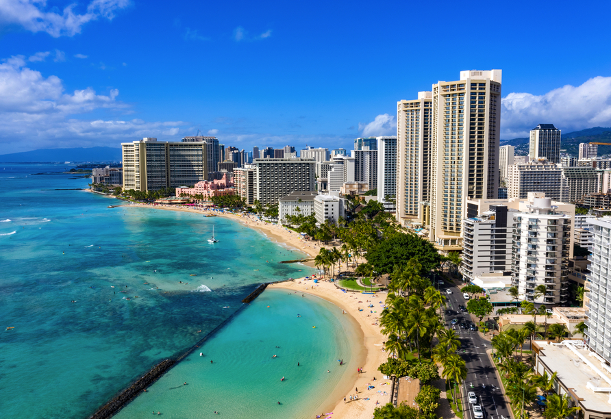Waikiki Beach und die Skyline von Honululu, der Hauptstadt Hawaiis