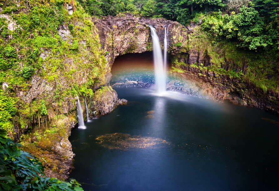 An der Nordostküste von Big Island in Hilo befinden sich einige der spektakulärsten Wasserfälle Hawaiis – darunter die Rainbow Falls.