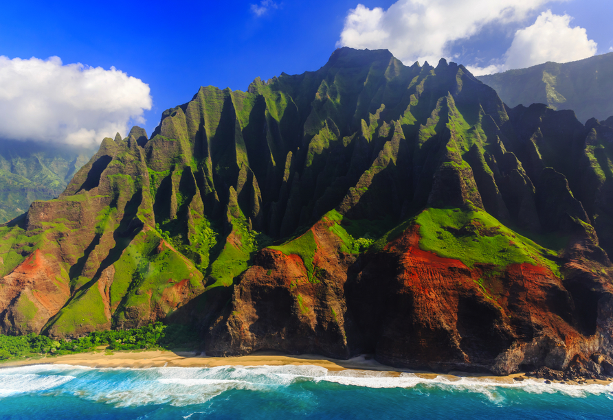 Die zerklüfteten Berge sind charakteristisch für die hawaiianische Garteninsel Kauai.