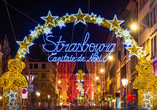Französischer und weihnachtlicher Flair treffen auf dem Straßburger Weihnachtsmarkt zusammen.