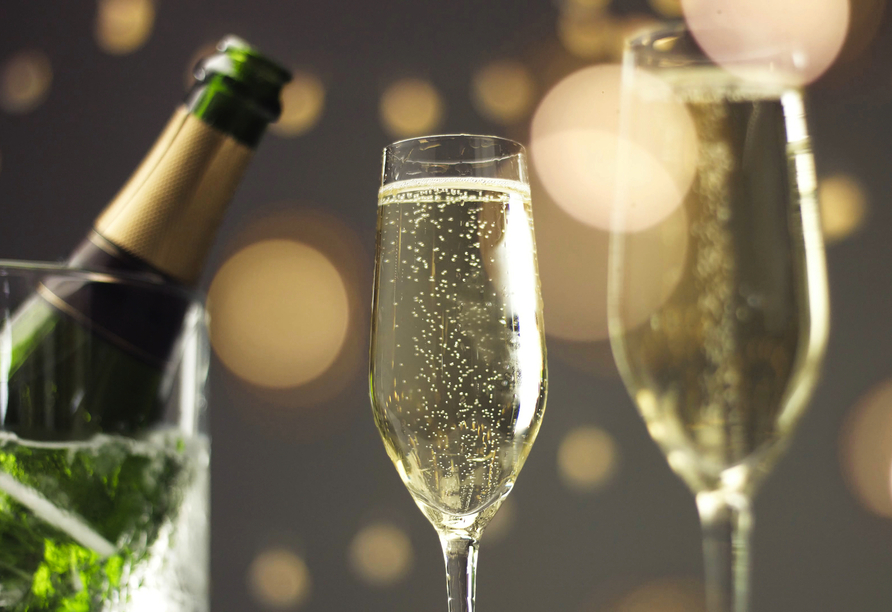 Stoßen Sie mit einem Glas Sekt auf das neue Jahr an.