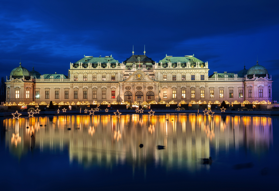Das Schloss Belvedere leuchtet in der Adventszeit.