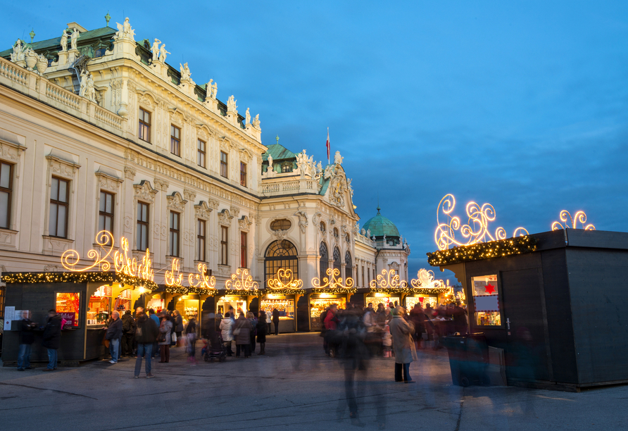 Das Schloss Belvedere mit Weihnachtsmarkt