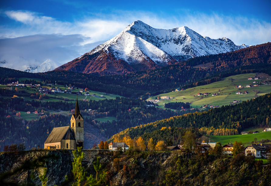 Wunderschöner Ausblick auf Ihren Urlaubsort Rodeneck mit der Pfarrkirche im Herbst
