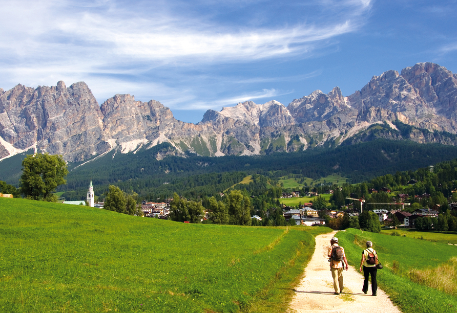 Unternehmen Sie eine Wanderung durch die herrliche Naturwelt der Dolomiten.