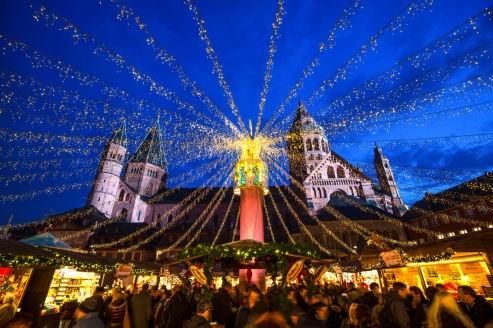 Der Weihnachtsmarkt in Mainz erwartet Sie auf dem Domplatz.
