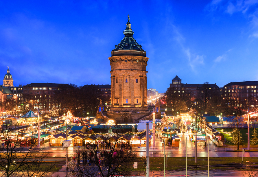 Der Mannheimer Weihnachtsmarkt verläuft um den Wasserturm herum, das Wahrzeichen der Stadt.