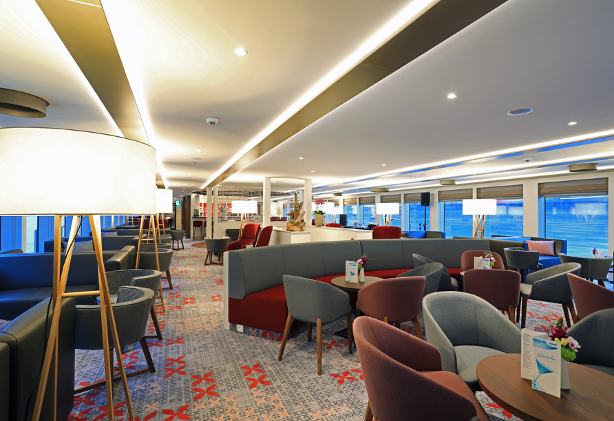 Genießen Sie an Bord die gemütliche Atmosphäre in der Panorama-Lounge.