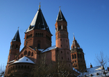 Der Mainzer Dom erstrahlt im Winter.