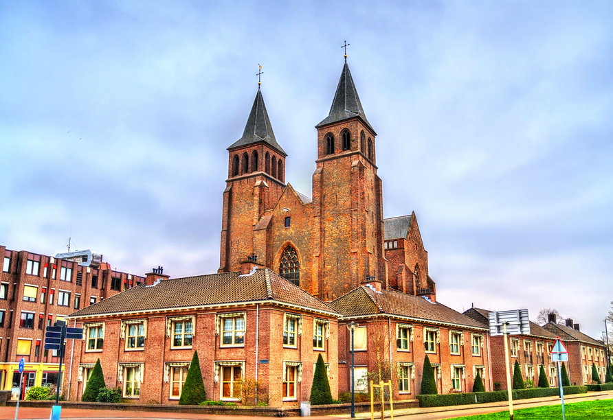 Besuchen Sie die Walburgis Kirche in Arnhem.