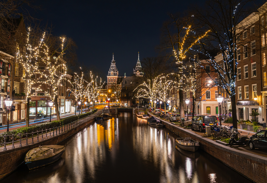 Das leuchtende Amsterdam bei Nacht wird Sie begeistern.