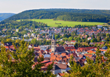 Tuttlingen liegt umgeben von grünen Hügeln direkt an der Donau.