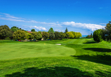 Spielen Sie eine Partie Golf auf der großzügigen 18-Loch-Golfanlage des Hotels.