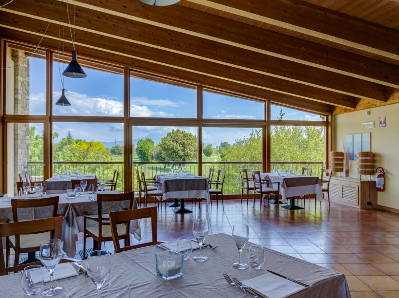 Genießen Sie beim Essen im Restaurant Ihres Hotels den Ausblick auf die weitläufigen Grünanlagen.