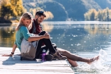 Der See und die umliegende Natur laden zu gemütlichen Spaziergängen und anspruchsvollen Wanderungen ein.
