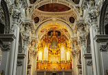 Bevor es in der Dreiflüssestadt Passau an Bord geht, sollten Sie sich noch den Dom St. Stephan angucken.